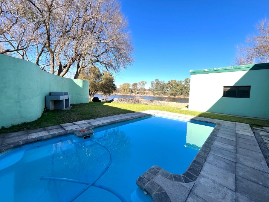 4 Bedroom Property for Sale in Lindequesdrif North West